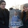 Agata Wojniarska i Adam Szabelak z plakatem promującym akcję