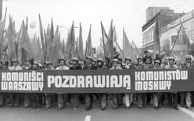 PRL była państwem totalitarnym, bo rządzący mieli wpływ na każdą dziedzinę życia obywateli.