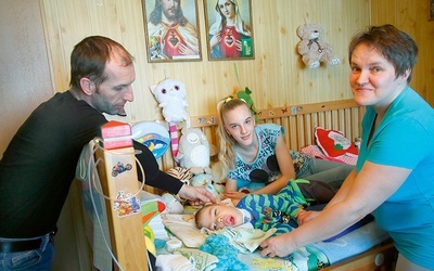 Przy łóżku Jasia nieustannie czuwają mama Teresa, tata Dariusz  i siostra Gabrysia.