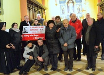 Grupa osób pielęgnujących pamięć o śp. ks. Władysławie Gurgaczu i modlących się za jego beatyfikację