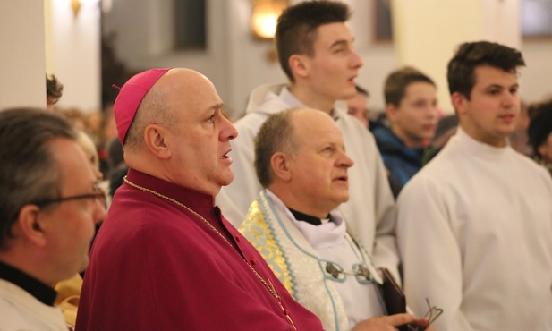 Jako pierwsi powitali w Nidku peregrynujące znaki Bożego Miłosierdzia bp Piotr Greger i ks. kan. Józef Sowiński