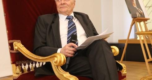 Profesor Waltoś na tronie