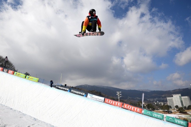Latający snowboardzista