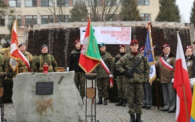 Rocznicowa uroczystość pod pomnikiem Cichociemnych w Dębowcu