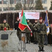 Rocznicowa uroczystość pod pomnikiem Cichociemnych w Dębowcu