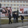 Wolontariusze Fundacji Życie i Rodzina pikietowali przed bielskim Szpitalem Wojewódzkim