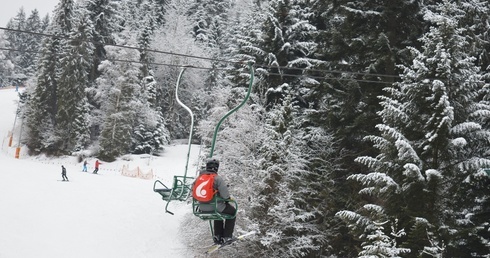 Zimowe schodzenie z kanapy