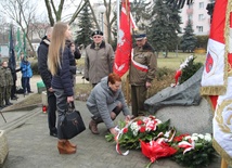 Wnuczka mjr. Franciszka Jaskulskiego Renata Jabłkowska-Marek złożyła kwiaty pod pomnikiem poświęconym jej dziadkowi oraz żołnierzom Armii Krajowej i Zrzeszenia Wolność i Niezawisłość 