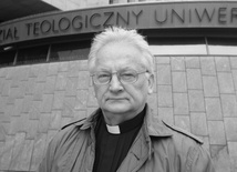 Śp. ks. prof. Wincenty Myszor przed gmachem Wydziału Teologiczego UŚ w Katowicach