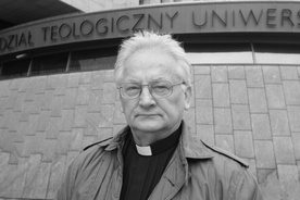 Śp. ks. prof. Wincenty Myszor przed gmachem Wydziału Teologiczego UŚ w Katowicach