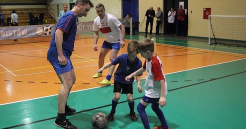 W turnieju rywalizowały dwuosobowe drużyny złożone z ojców i synów