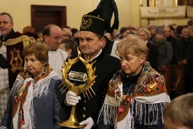 Delegacje młodzieży i dorosłych w parafian uroczyście wniosły do świątyni relikwiarze apostołów Bożego Miłosierdzia