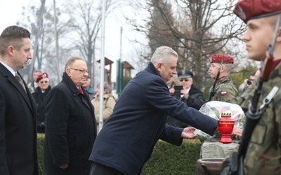 Złożenie kwiatów pod pomnikiem upamiętniającym pierwszych Cichociemnych, którzy wylądowali w okupowanej Polsce, w Dębowcu