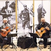 Narodowy Dzień Pamięci Żołnierzy Wyklętych obchodzimy 1 marca. W Elblągu uczczono go koncertem Leszka Czajkowskiego (z lewej) i Pawła Piekarczyka.