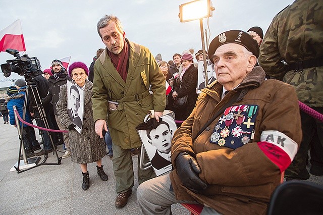 Niezłomni podczas uroczystości  na pl. Piłsudskiego.