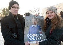 Agata Wojniarska i Adam Szabelak z plakatem, który rozdawano przechodniom.