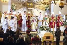 Mszy św. pogrzebowej przewodniczył kard. Stanisław Dziwisz.