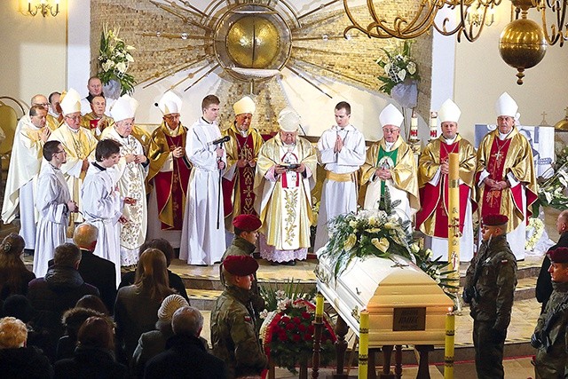 Mszy św. pogrzebowej przewodniczył kard. Stanisław Dziwisz.