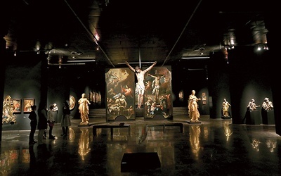 Na pierwszym planie XVIII-wieczny krucyfiks morowy,  za nim dwa malowidła Antona Schmidta  – „Śmierć św. Józefa” i „Ukrzyżowanie”.