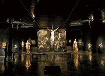 Na pierwszym planie XVIII-wieczny krucyfiks morowy,  za nim dwa malowidła Antona Schmidta  – „Śmierć św. Józefa” i „Ukrzyżowanie”.