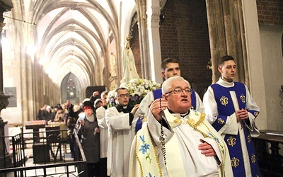 Po Eucharystii wewnątrz katedry odbyła się procesja fatimska, podczas której odmówiono Różaniec. Nabożeństwu przewodniczył ks. dr Marian Biskup, dyrektor Wydziału Duszpasterskiego Kurii Metropolitalnej Wrocławskiej.