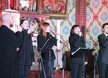 ▲	 Zespół zaśpiewał w Żarach „Litanię do polskich świętych – Santo subito”.