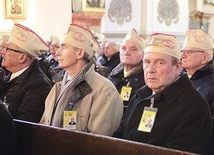 ▲	Można ich rozpoznać po charakterystycznych elementach stroju. Są obecni w czasie wszystkich najważniejszych archidiecezjalnych uroczystości.