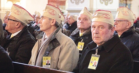 ▲	Można ich rozpoznać po charakterystycznych elementach stroju. Są obecni w czasie wszystkich najważniejszych archidiecezjalnych uroczystości.