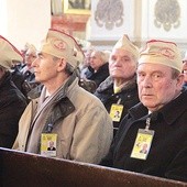 ▲	Można ich rozpoznać po charakterystycznych elementach stroju. Są obecni w czasie wszystkich najważniejszych archidiecezjalnych uroczystości.