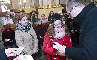 ▲	Po Mszy św. ks. Krzysztof Majerczak wręczył uczniom legitymacje.