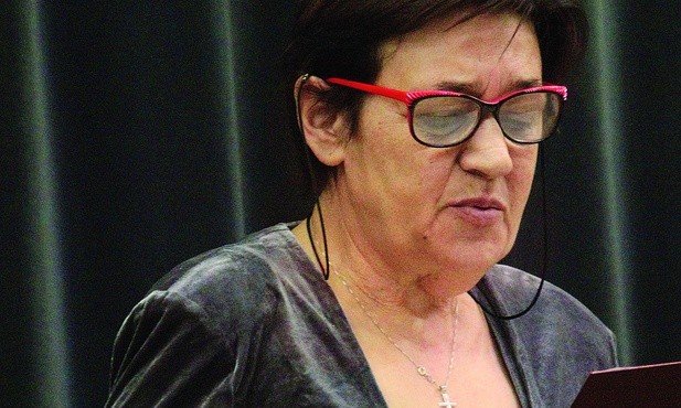 Pani Lucyna, choć choruje od 26 lat, dzięki zajęciom terapeutycznym może normalnie funkcjonować