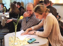 ◄	Uczestnicy warsztatów „Przystańcie w drodze”.