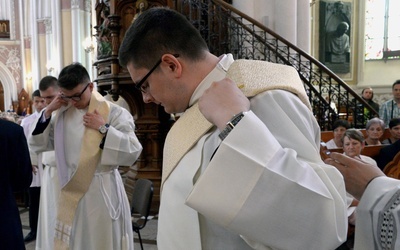 Diakon nosi stułę założoną w poprzek ciała i wierzchnią szatę liturgiczną zwaną dalmatyką