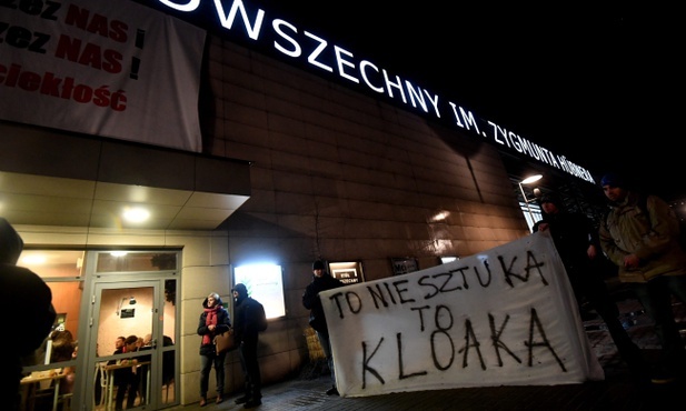 Zalecałbym pikiety pod ratuszem, a nie pod teatrem
