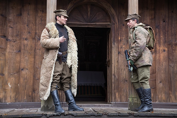 Marcin Kwaśny jako porucznik Wiktor (z lewej) i Wojciech Niemczyk w roli tytułowego bohatera filmu.