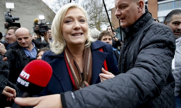 Sondaż: Marine Le Pen się umacnia