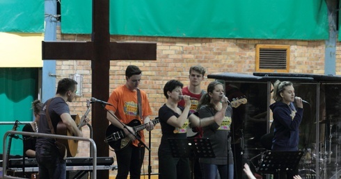 Wielbienie sprowadza Boga