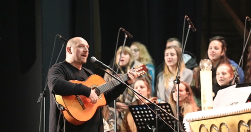 Wspólny śpiew poprowadzą chórzyści Fausystemu pod przewodnictwem Piotra Mireckiego