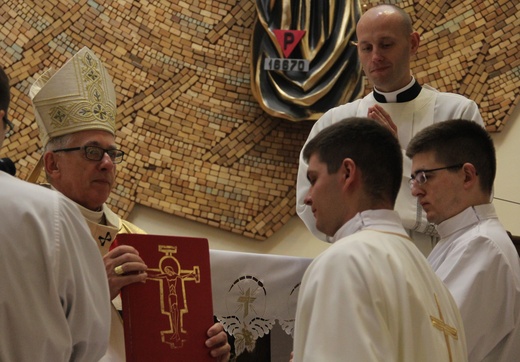 Święcenia diakonatu w kościele Podwyższenia Krzyża i św. Herberta w Katowicach, 25 lutego 2017.