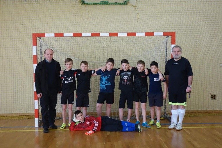 Ministranci i lektorzy na boisku