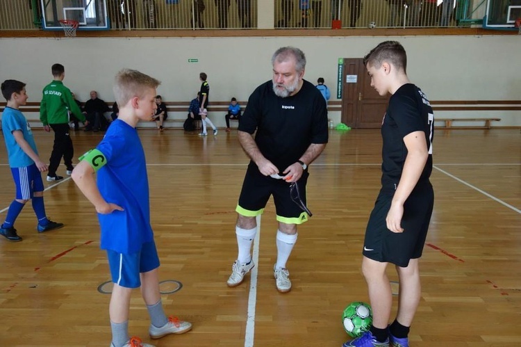 Ministranci i lektorzy na boisku