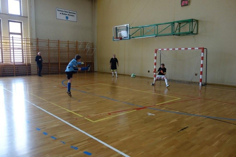 Ministranci i lektorzy na boisku