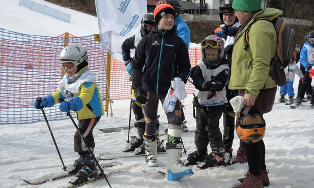 Zawodnicy we wszystkich kategoriach wiekowych startowlali na trasie slalomu narciarskeigo