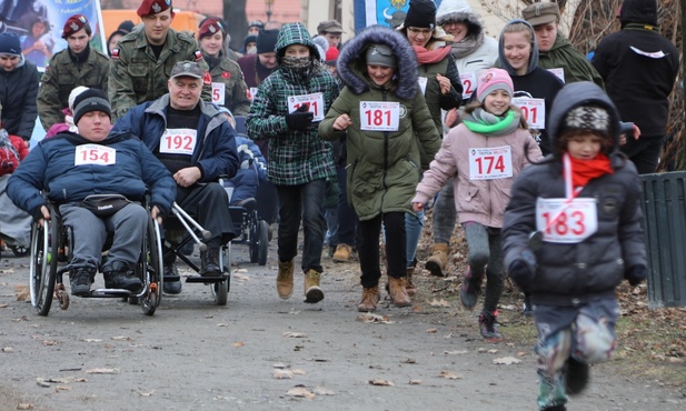 W biegu wzięli udział także niepełnosprawni na wózkach...