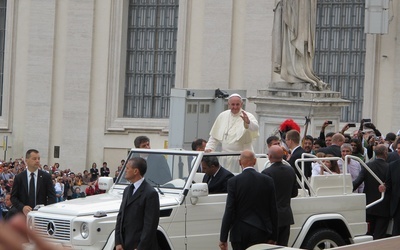 Rzym: Wypadek z udziałem policjanta z eskorty papieża