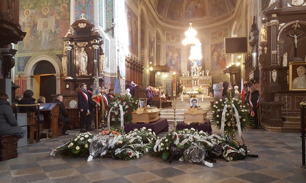 Uroczystości pogrzebowe sióstr służek Edyty Figury i Teresy Żbikowskiej w płockiej katedrze
