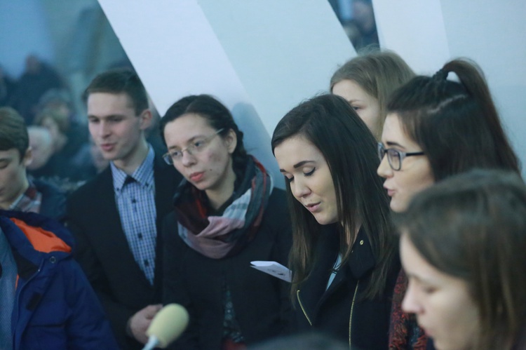 Modlitwa przy grobie ks. Blachnickiego