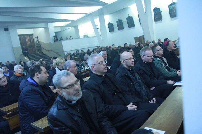 Modlitwa przy grobie ks. Blachnickiego
