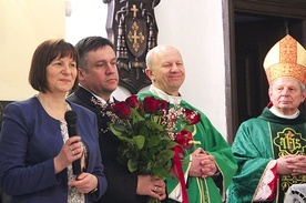 ▲	Za przewodniczenie Eucharystii i wspólną modlitwę dziękowali bp. Henrykowi Tomasikowi Iwona i Zbigniew Bielowie.