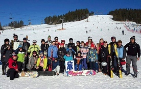 ▲	Wszyscy nauczyli się jeździć na nartach  lub snowboardzie.